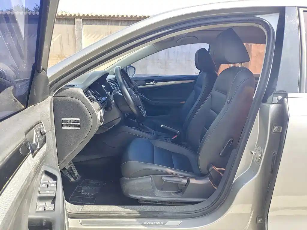 Volkswagen Sagitar 2015 1.6L AT Comfort