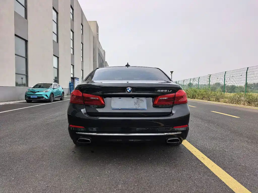 BMW 5 Series — миниатюра 7