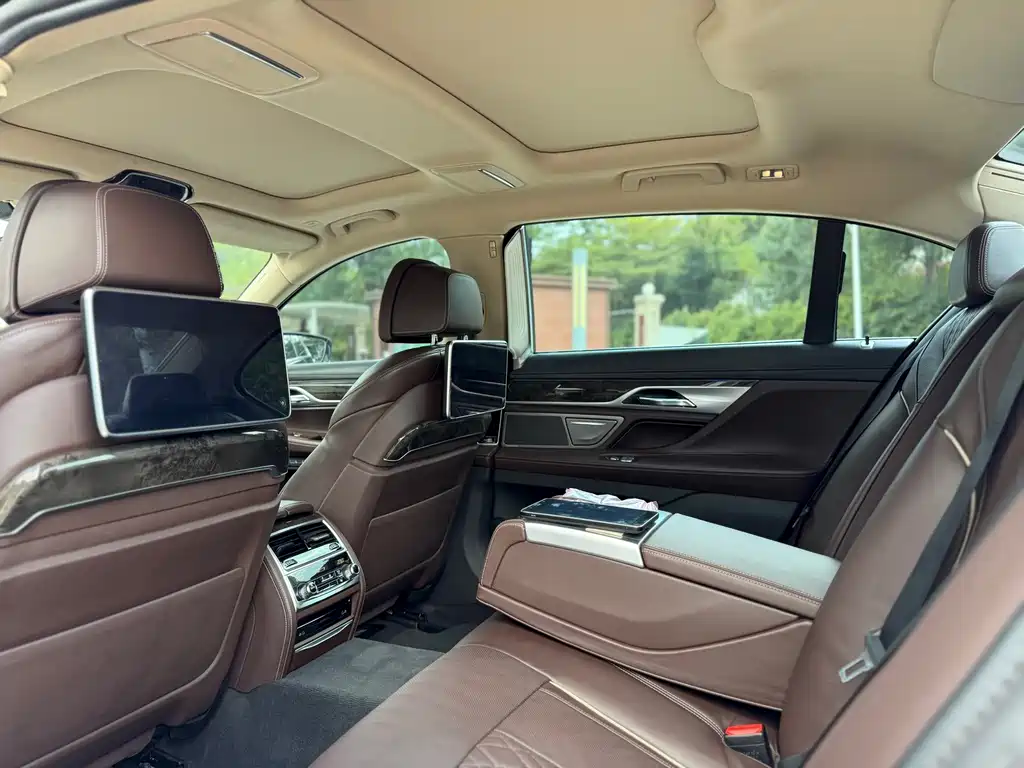 BMW 7 Series — миниатюра 8