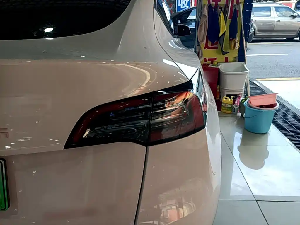 Tesla Model Y — миниатюра 8