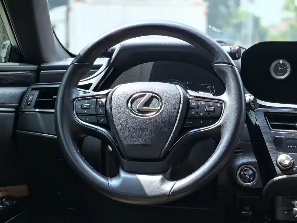 Lexus ES — миниатюра 11