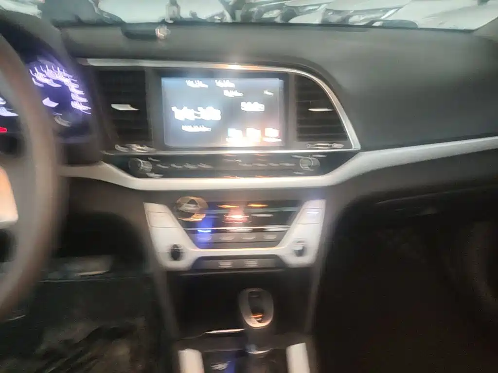Hyundai Elantra — миниатюра 13