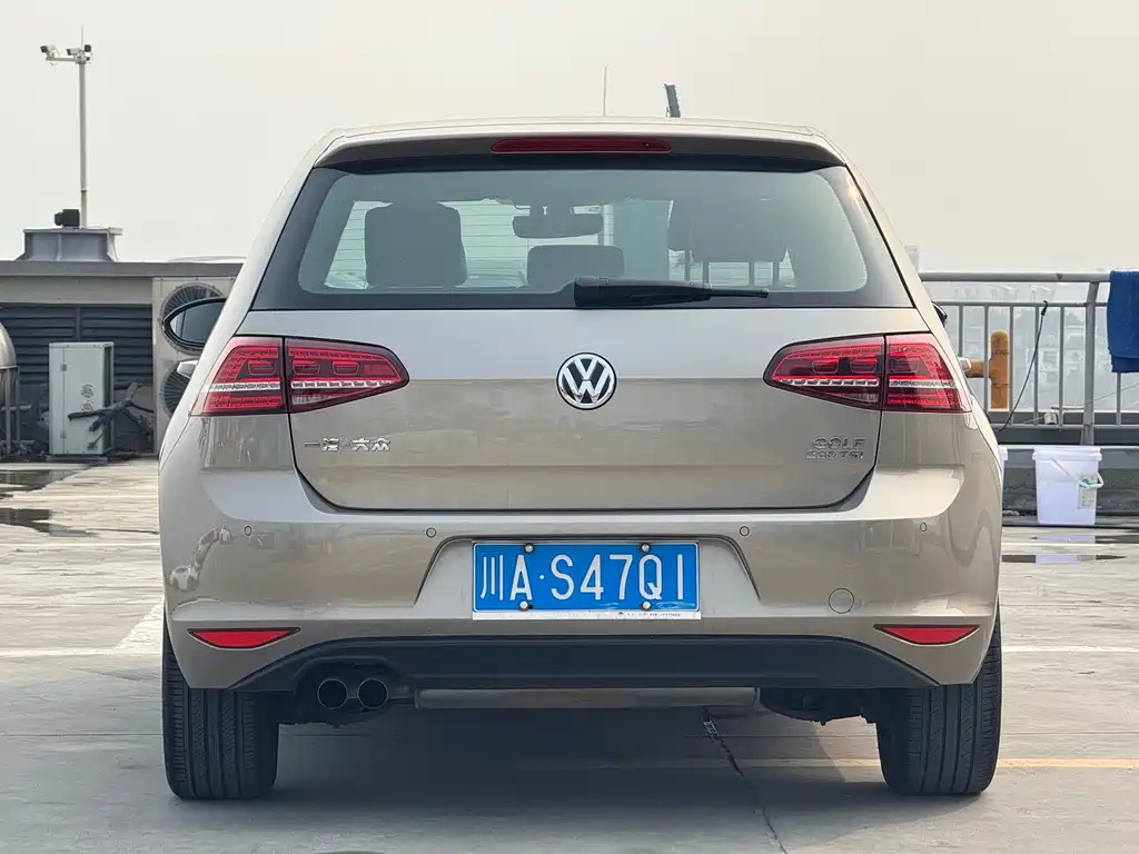 VOLKSWAGEN GOLF