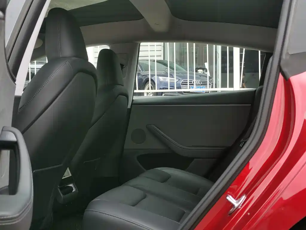 Tesla Model 3 — миниатюра 5