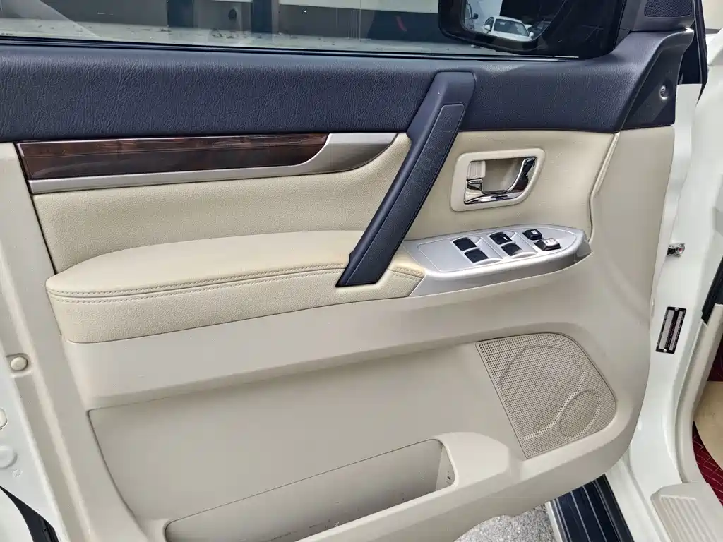 Mitsubishi Pajero (Import) — миниатюра 16