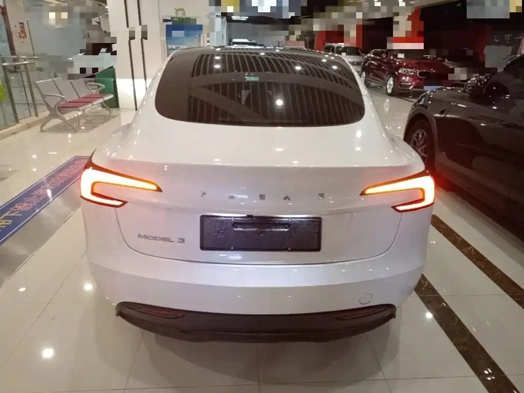 Tesla Model 3 — миниатюра 6