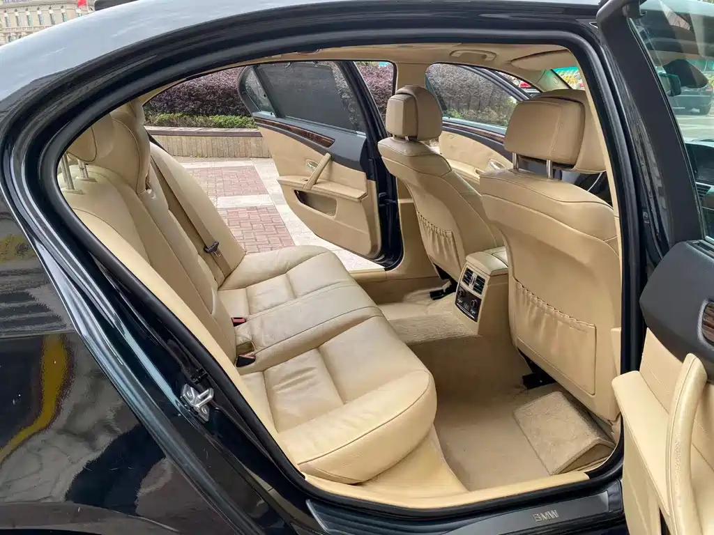 BMW 5 Series — миниатюра 12