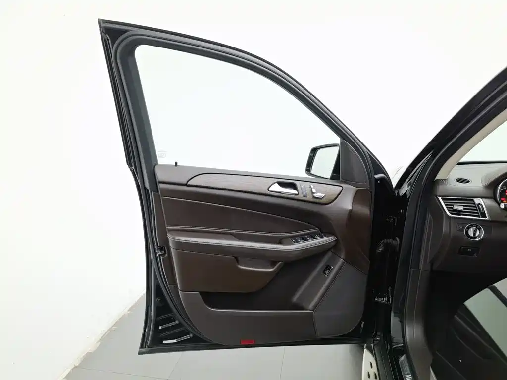 Mercedes-Benz GLE (Import) — миниатюра 8
