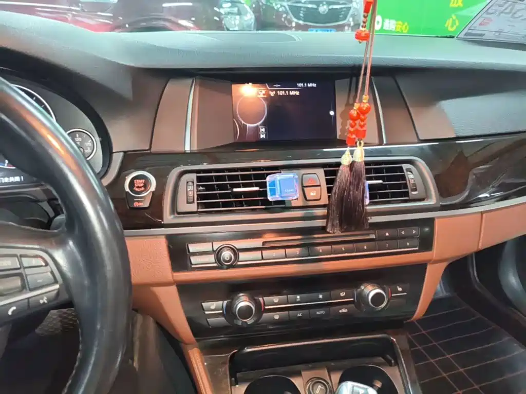 BMW 5 Series — миниатюра 13