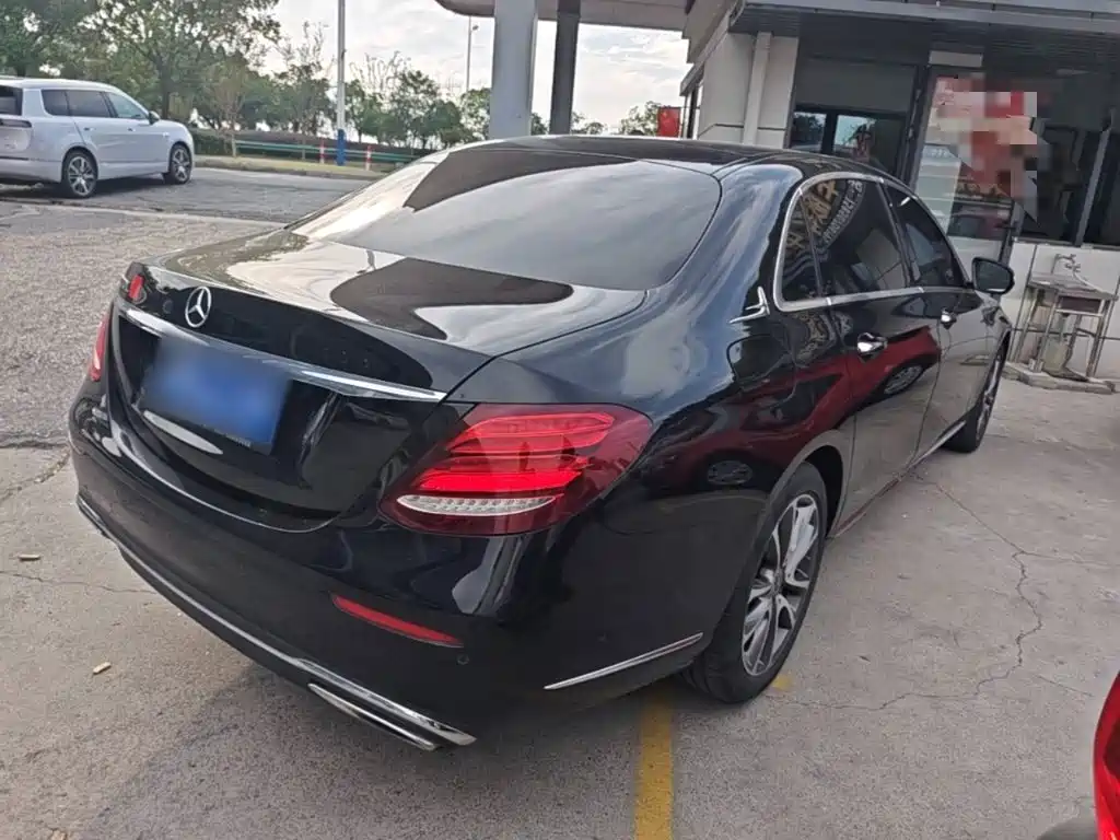 Mercedes-Benz E-Class — миниатюра 7
