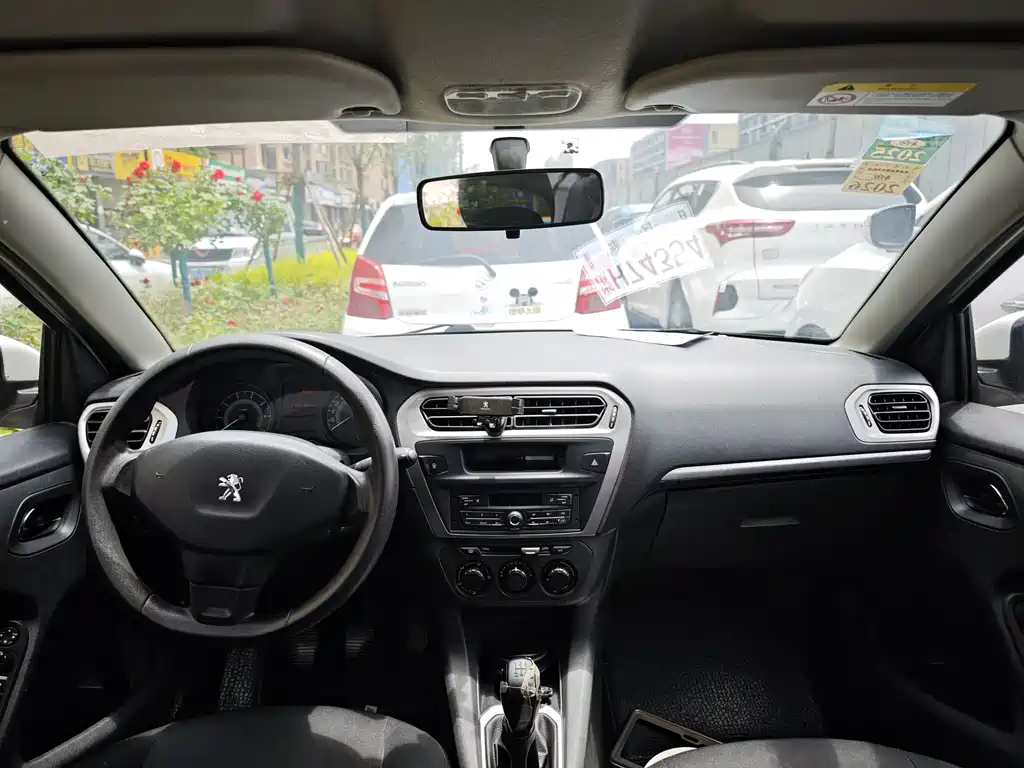 Peugeot 301 2014 1.6L MT Comfort