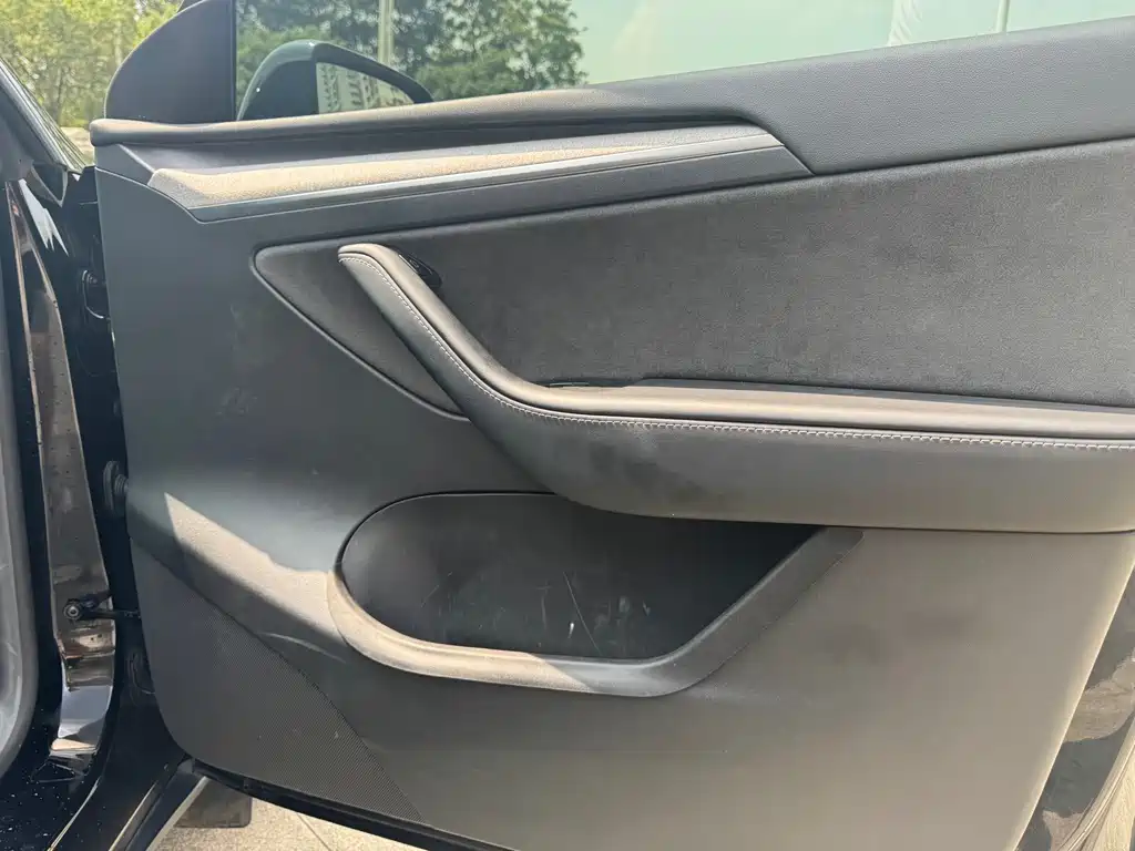 Tesla Model Y — миниатюра 18