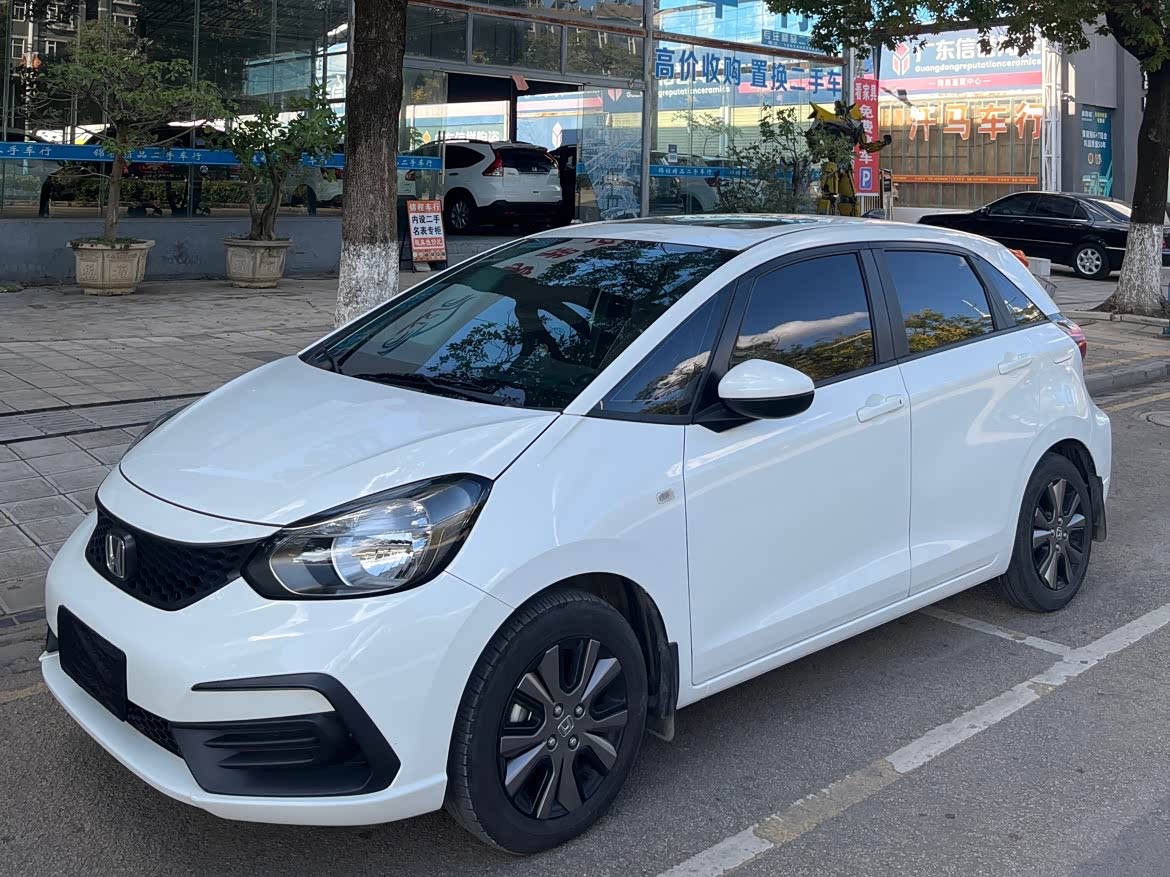 Honda Fit 1.5 л 2022 г. Белый, пробег 29000 км