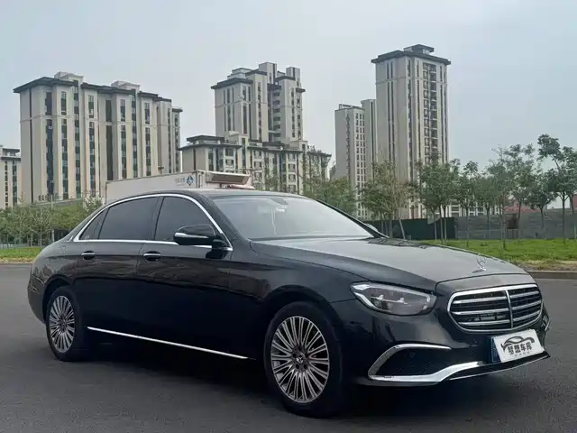 Mercedes-Benz E-Class — фото 1