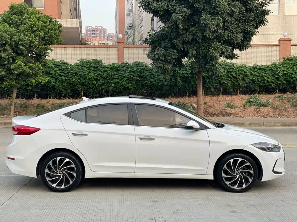 Hyundai Elantra — миниатюра 13