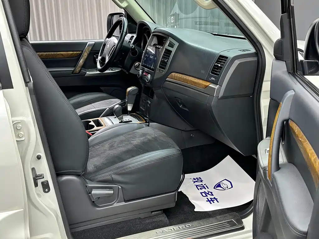 Mitsubishi Pajero (Import) — миниатюра 29