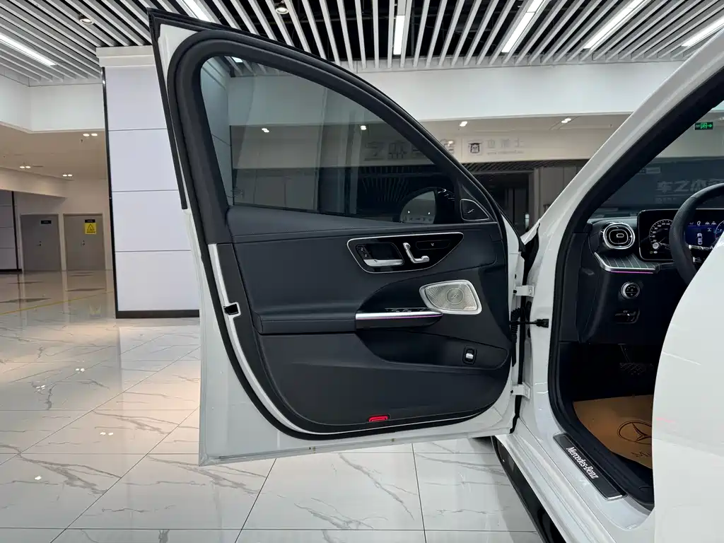 Mercedes-Benz C-Class — миниатюра 11