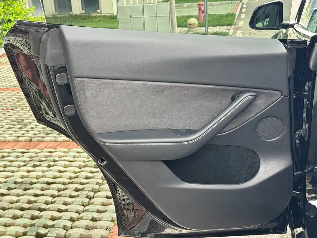 Tesla Model Y — миниатюра 23