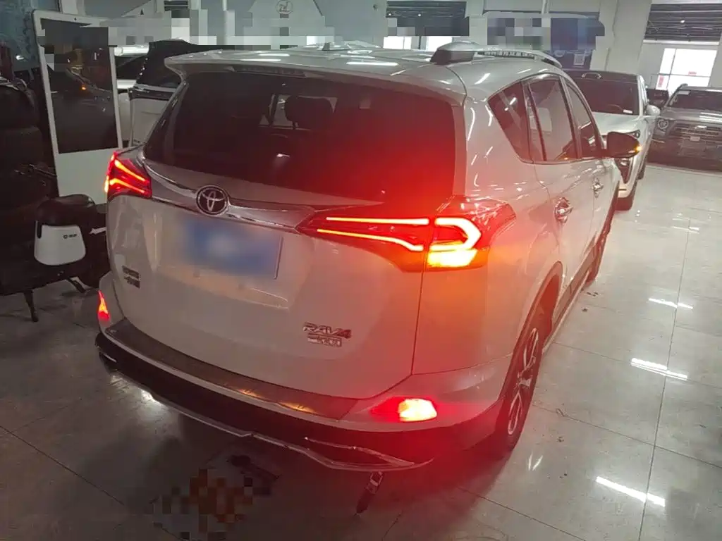 Toyota RAV4 — миниатюра 7