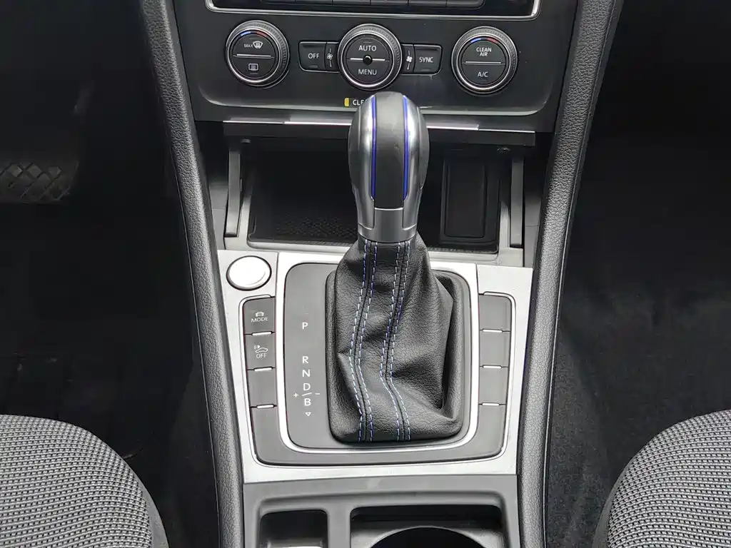 Volkswagen Golf EV — миниатюра 13
