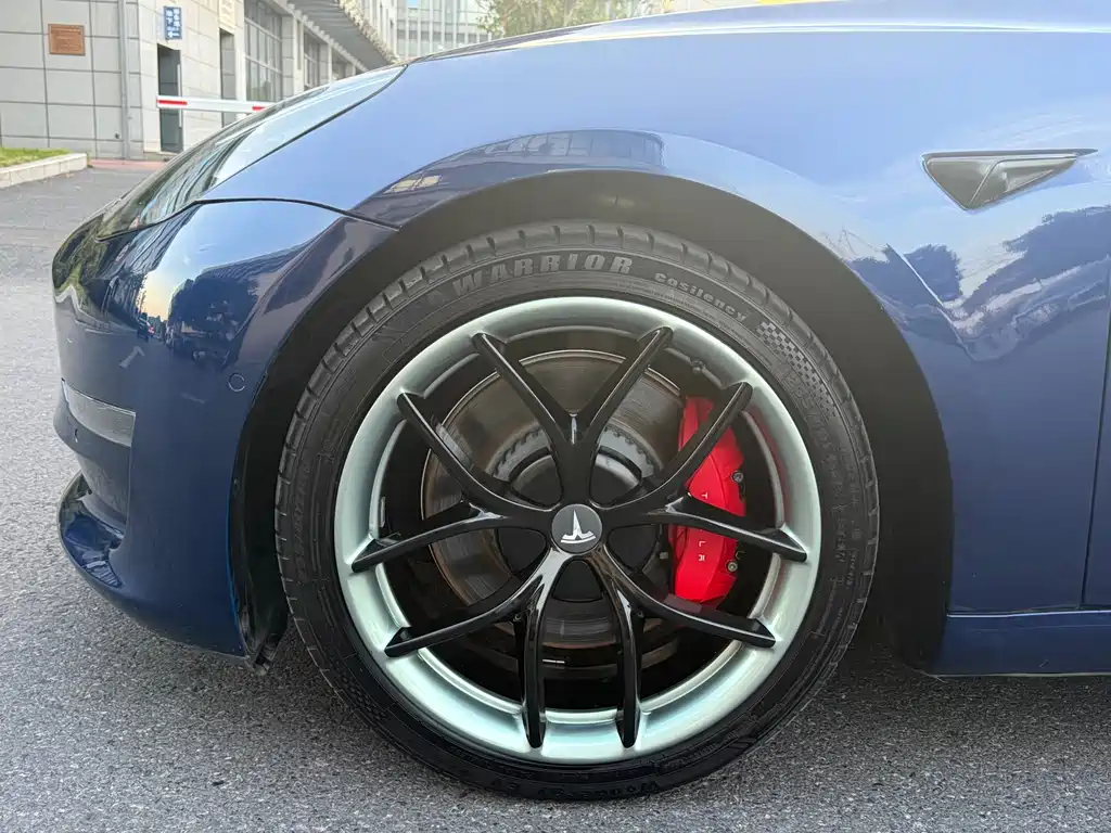 Tesla Model 3 — миниатюра 4