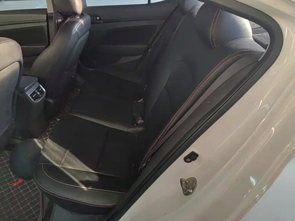 Hyundai Elantra — миниатюра 17