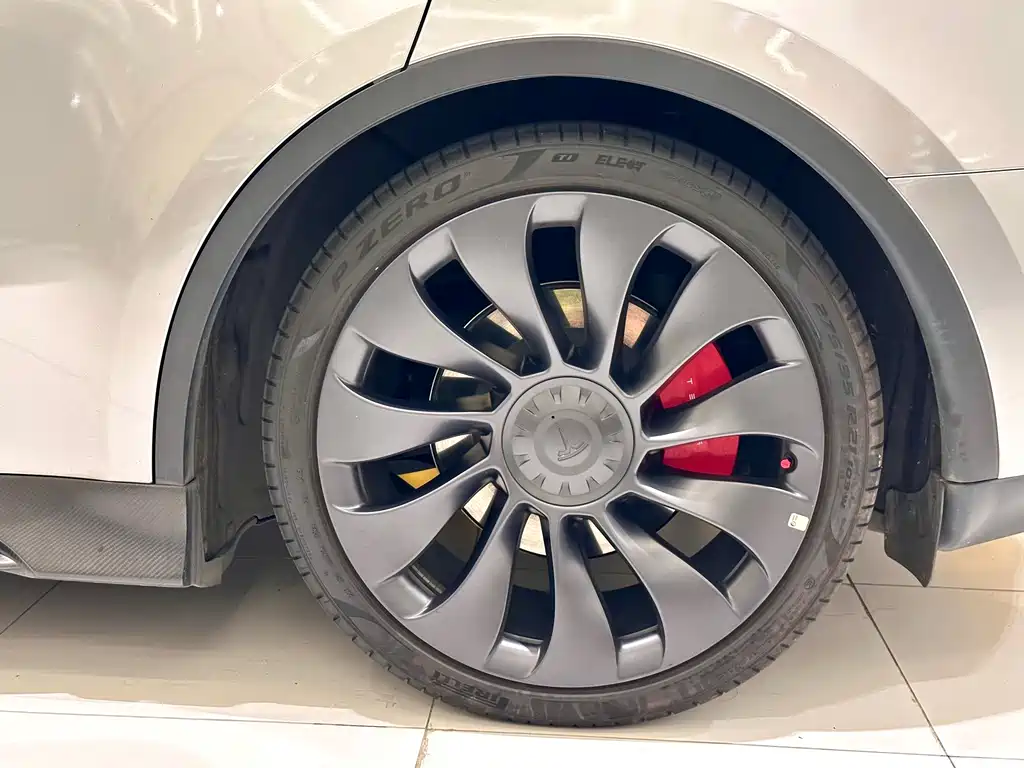 Tesla Model Y — миниатюра 15