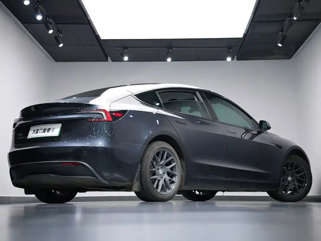 Tesla Model 3 — миниатюра 3