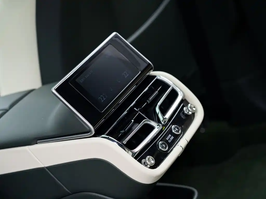 Bentley Bentayga — миниатюра 13