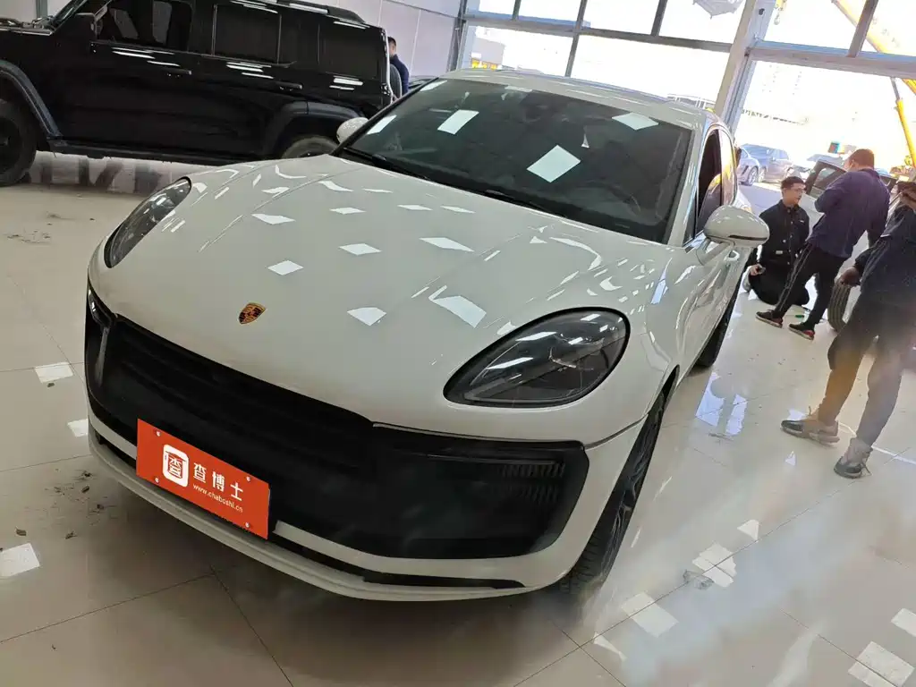 PORSCHE MACAN