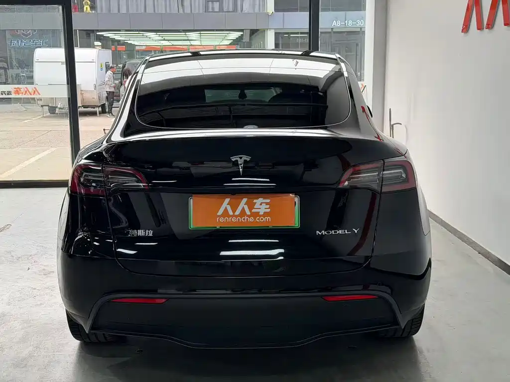 Tesla Model Y — миниатюра 17