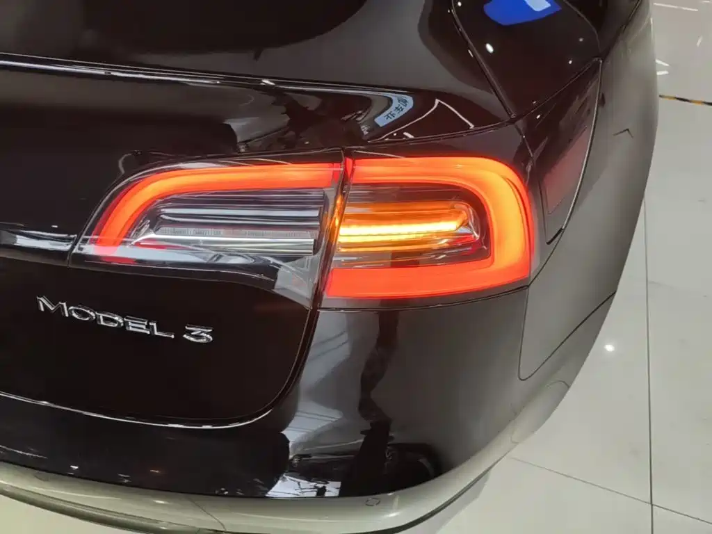 Tesla Model 3 — миниатюра 8