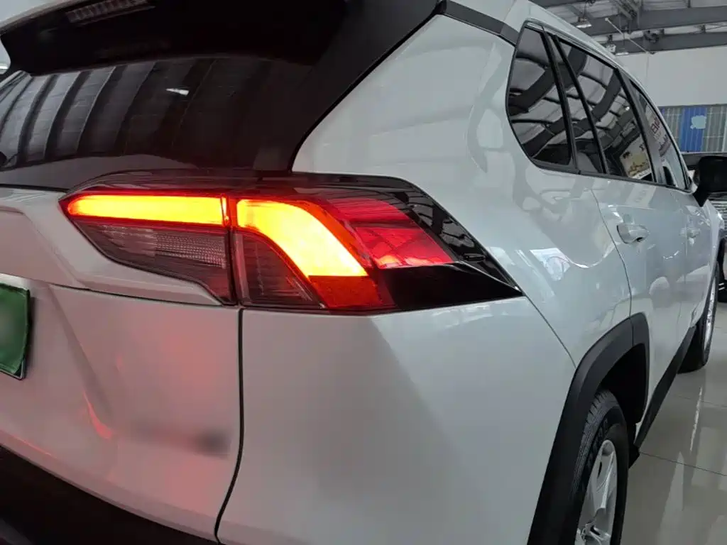 Toyota RAV4 — миниатюра 8
