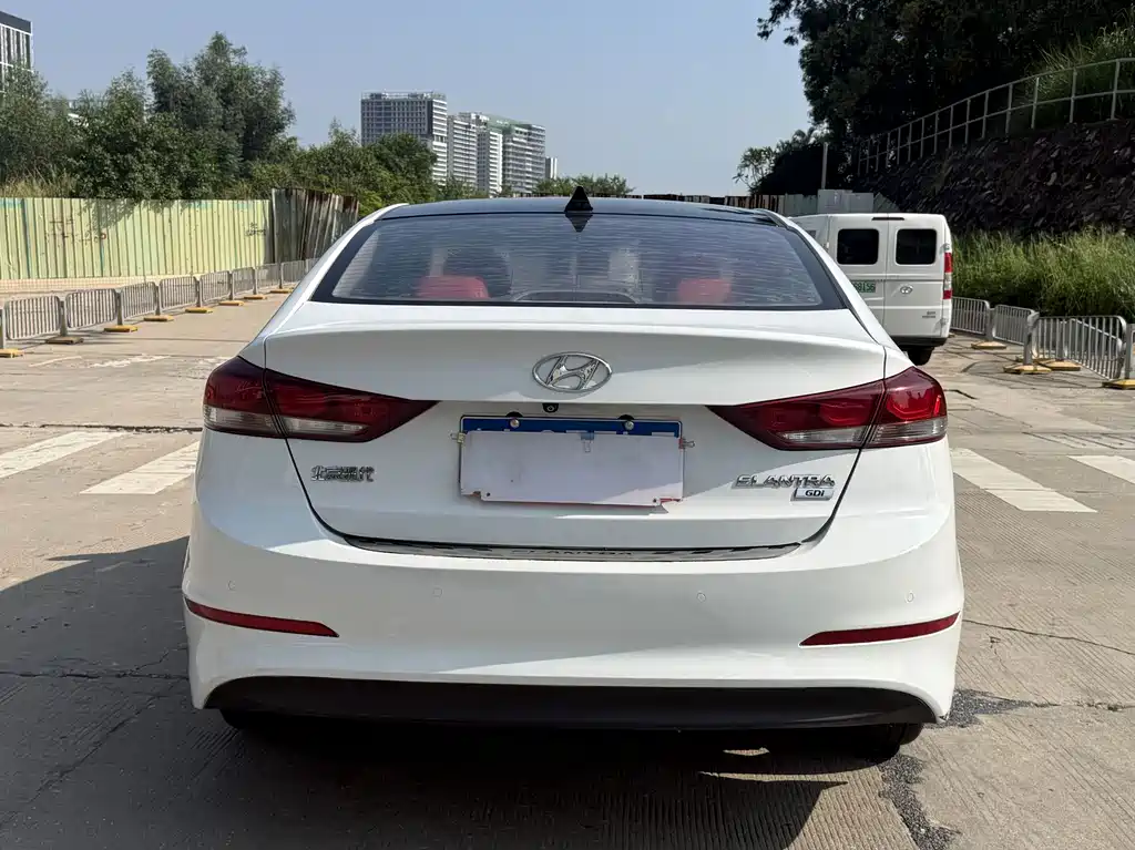 Hyundai Elantra — миниатюра 6