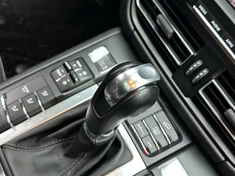 Porsche Macan — миниатюра 9
