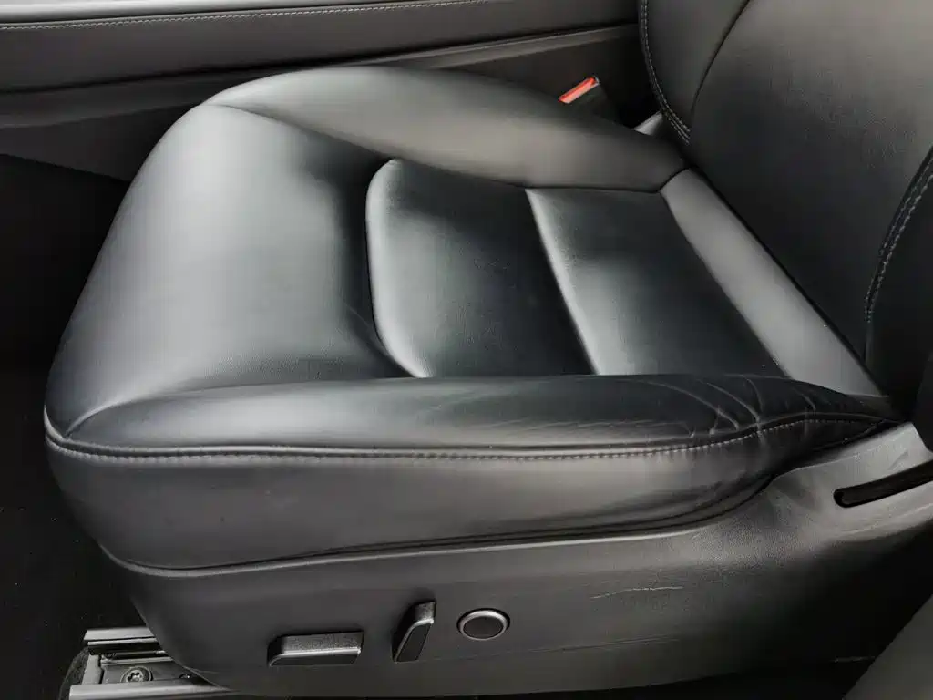 Tesla Model Y — миниатюра 20