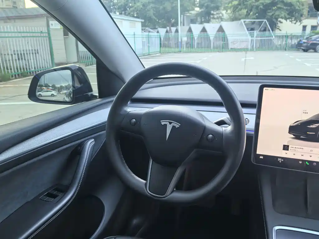 Tesla Model Y — миниатюра 15