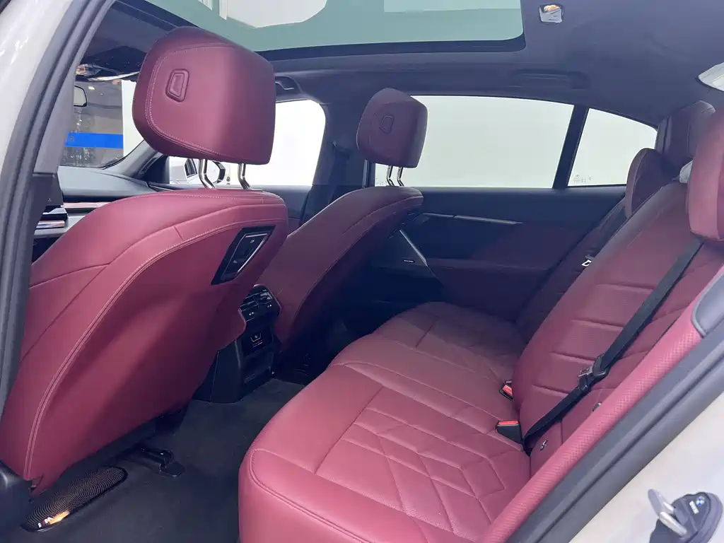 BMW 5 Series — миниатюра 12