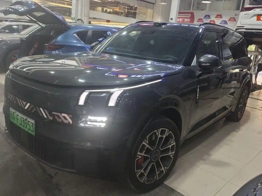 Lynk & Co 900