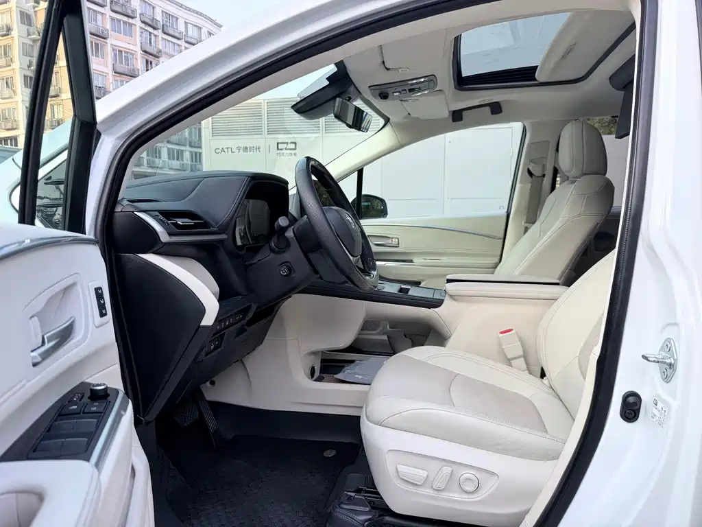 Toyota Sienna — миниатюра 9