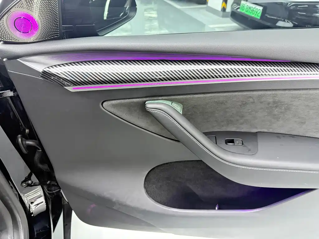 Tesla Model Y — миниатюра 13