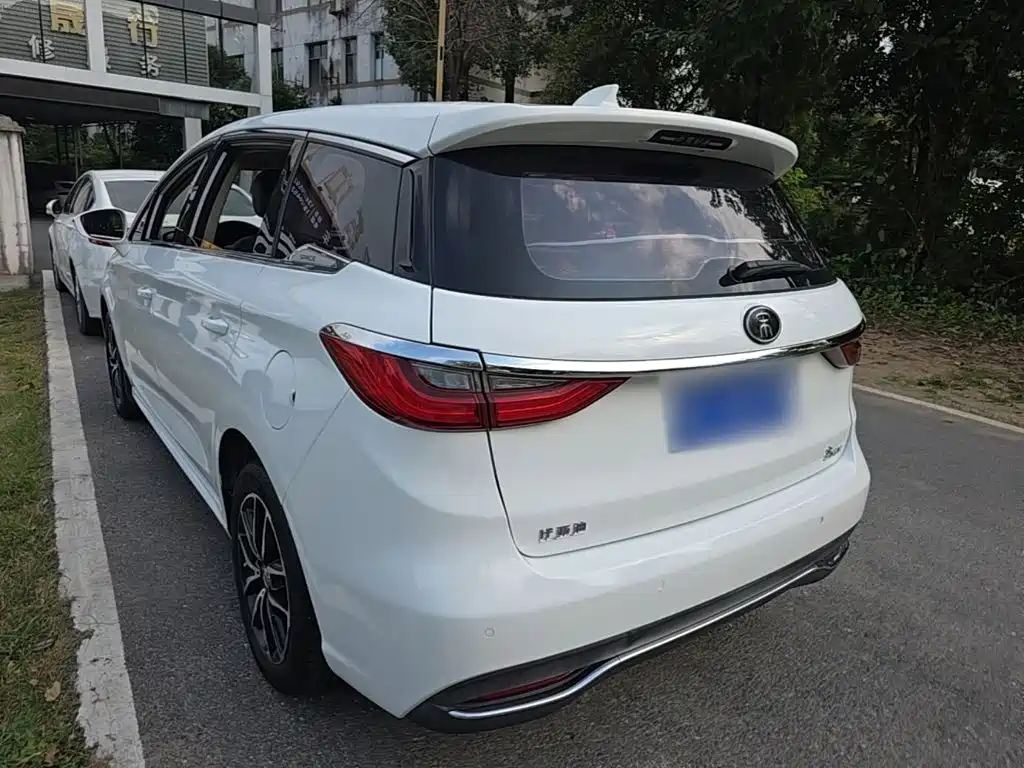 BYD MAX — миниатюра 5