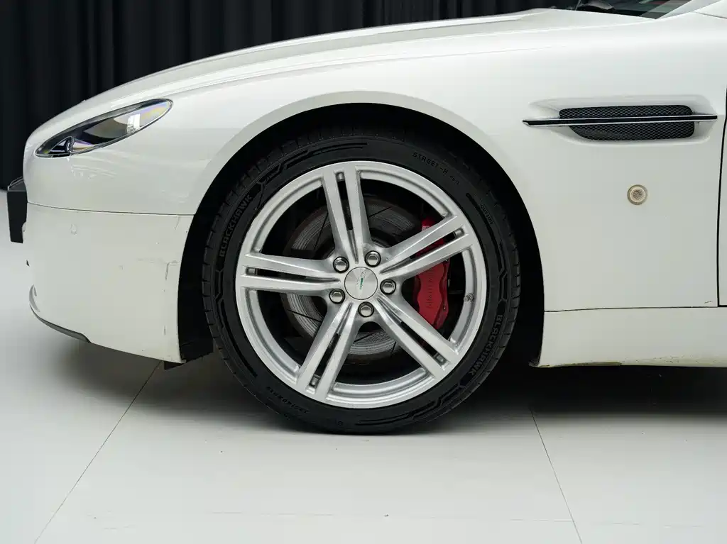 Aston Martin V8 Vantage — миниатюра 6