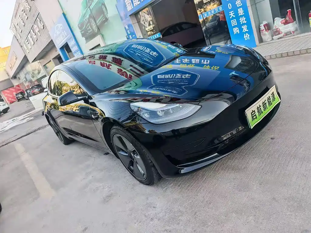Tesla Model 3 — миниатюра 3