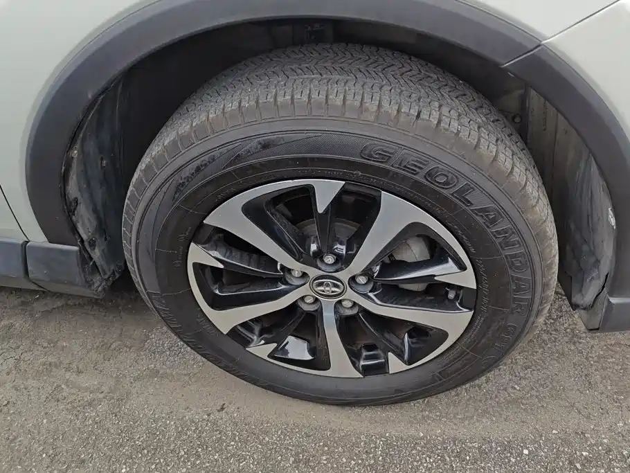 Toyota RAV4 — миниатюра 6