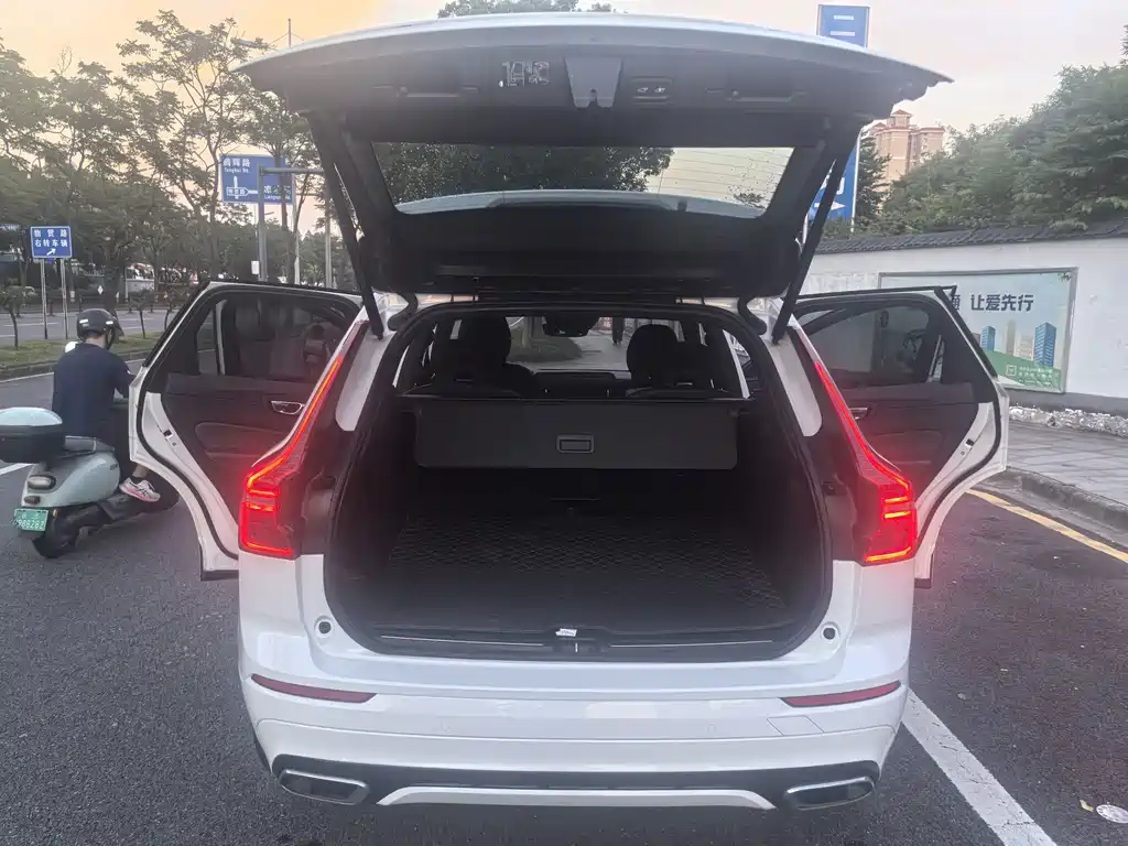 Volvo XC60 PHEV — миниатюра 14