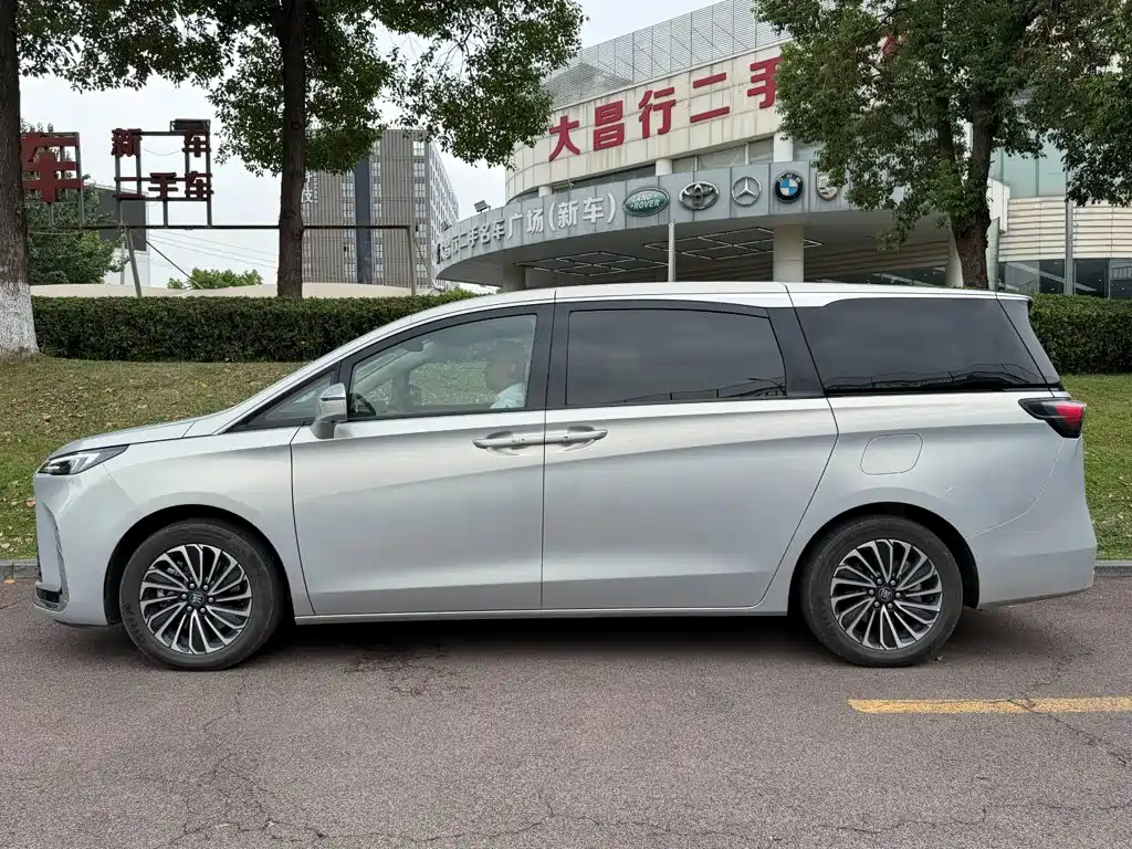 Buick GL8 Hybrid — миниатюра 3