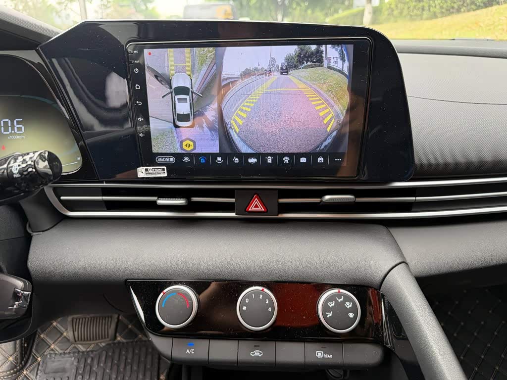 Hyundai Elantra 1.5 л 2024 г. Серебристо-серый, пробег 5000 км