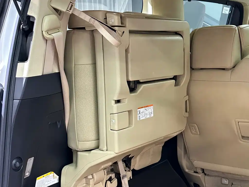 Toyota Alphard — миниатюра 30