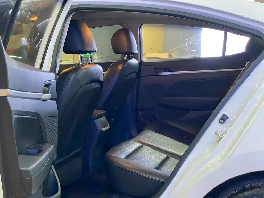 Hyundai Elantra — миниатюра 8